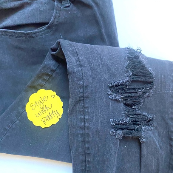 American Eagle. Women’s Skinny Jeans. Size 18. Black Color Distressed - Picture 6 of 13